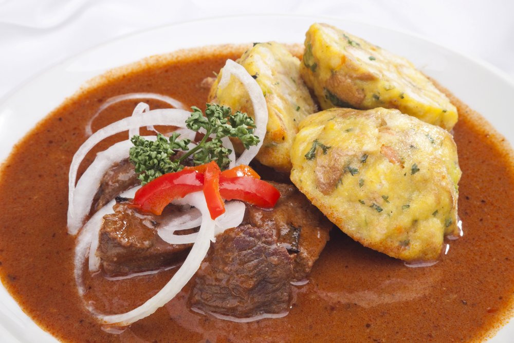 Guláše hovězí, vepřové a jiné dovezme na vaše akce (s dopravou k vám) - Cena je za 10 porcí - min. množství