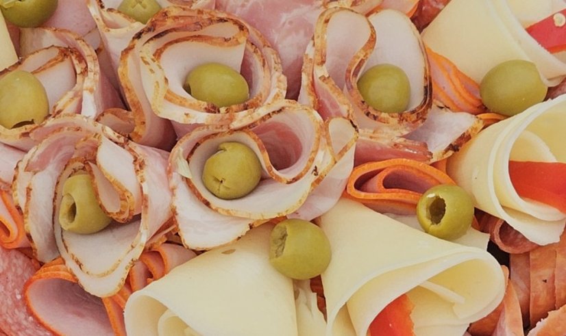 Obložená mísa - 1,3 kg,  variance vybraných uzenin, chutných sýrů, čerstvá zelenina