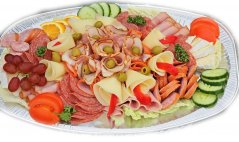 Obložená mísa - 1,3 kg, variance vybraných uzenin, chutných sýrů, čerstvá zelenina