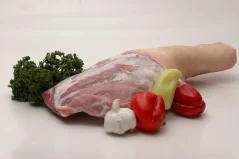 Vepřová plec s kostí a kolenem